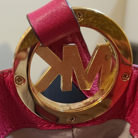Michael Kors Fuchsia Shoulder Bag with Gold Logo - Picture 5 of 10